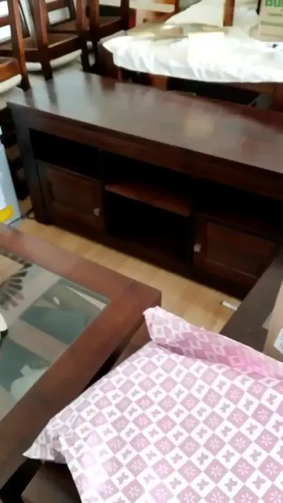 Mueble de TV de madera oscuro con estantes - miniatura 3