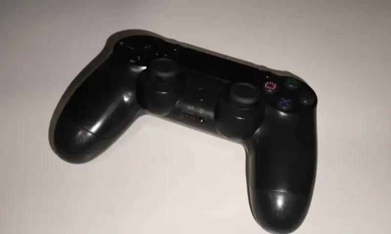Consola Sony PS4 1TB con control y cables - 3