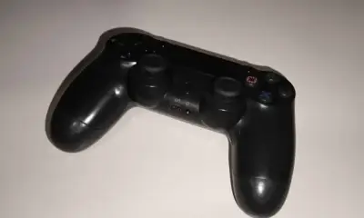 Consola Sony PS4 1TB con control y cables - miniatura 3