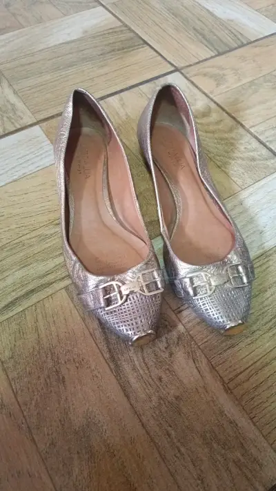 Zapatos planos dorados con detalle de hebilla - miniatura 1
