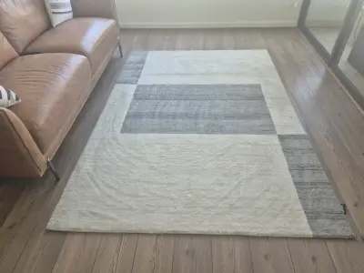 Alfombra moderna gris y beige para sala - miniatura 1