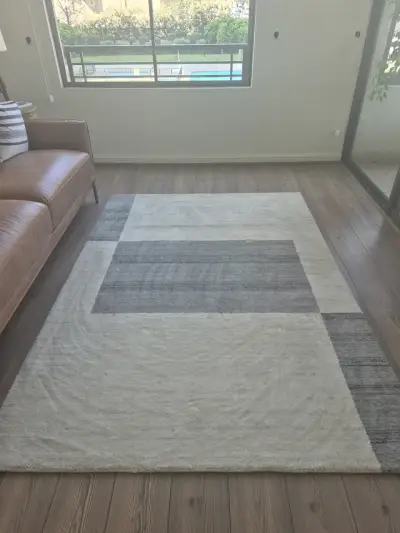 Alfombra moderna gris y beige para sala - miniatura 2