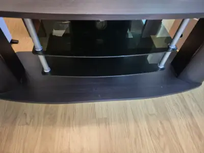 Mesa de TV moderna con estantes de vidrio - miniatura 1