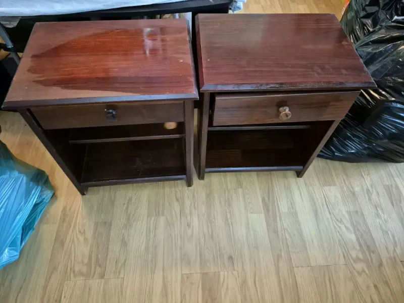 Mesas de noche de madera con cajón