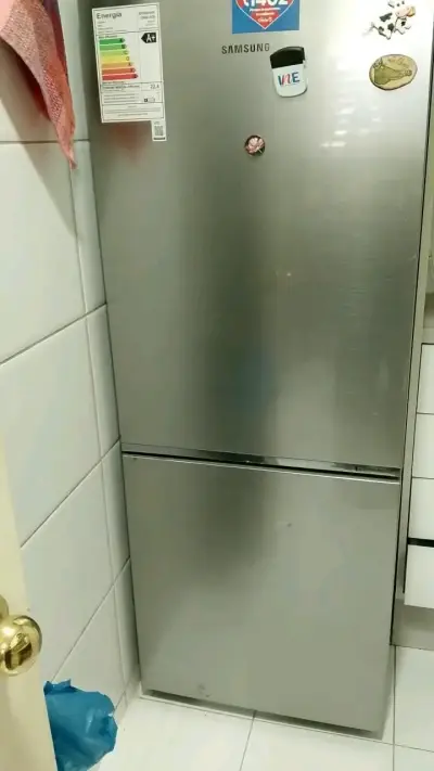 Refrigerador Samsung de acero inoxidable con congelador inferior - miniatura 1