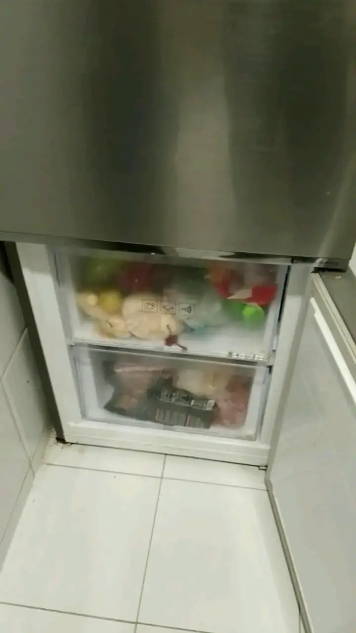 Refrigerador Samsung de acero inoxidable con congelador inferior - 2