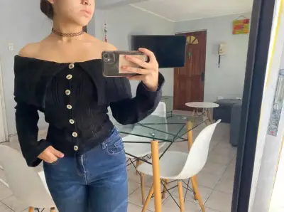 Blusa negra hombros descubiertos con botones - miniatura 1
