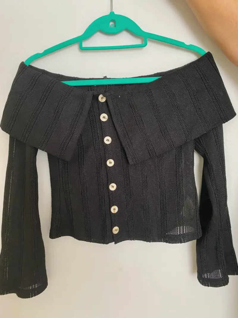 Blusa negra hombros descubiertos con botones - 3