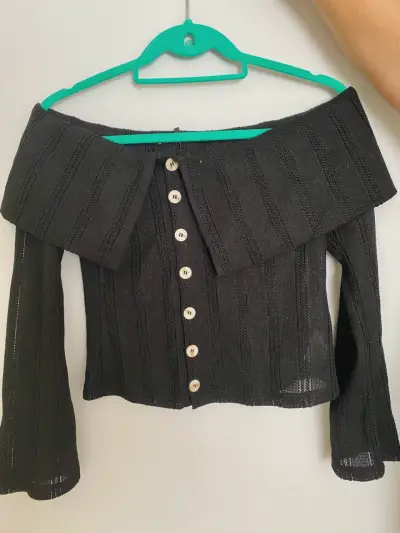 Blusa negra hombros descubiertos con botones - miniatura 3