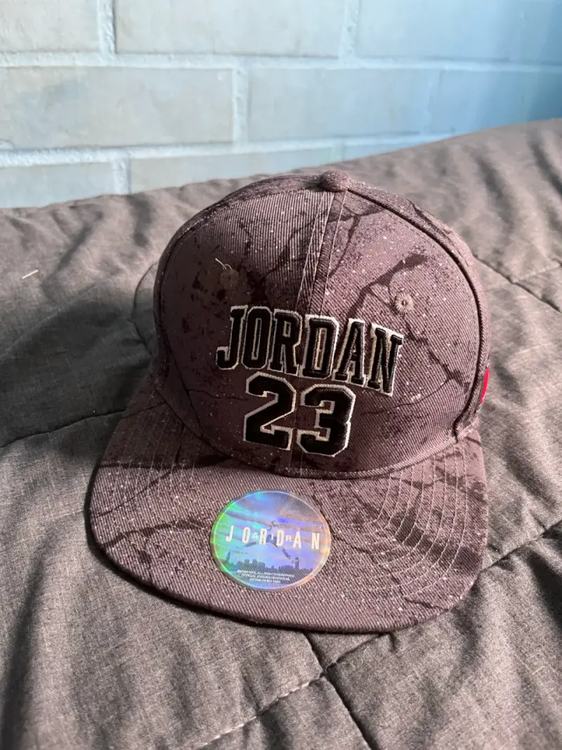 Gorra Jordan 23 para niños en color gris