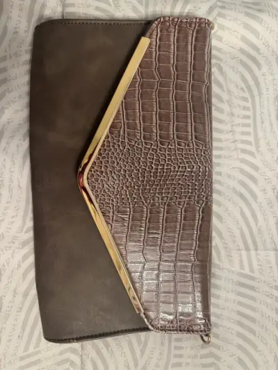 Cartera de mano elegante con diseño de cocodrilo - miniatura 1
