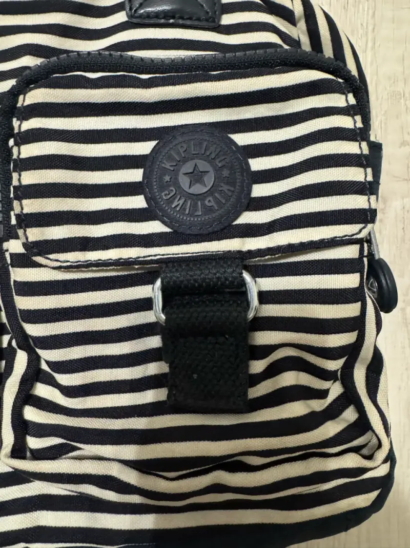 Bolso Kipling a rayas blanco y negro - 2