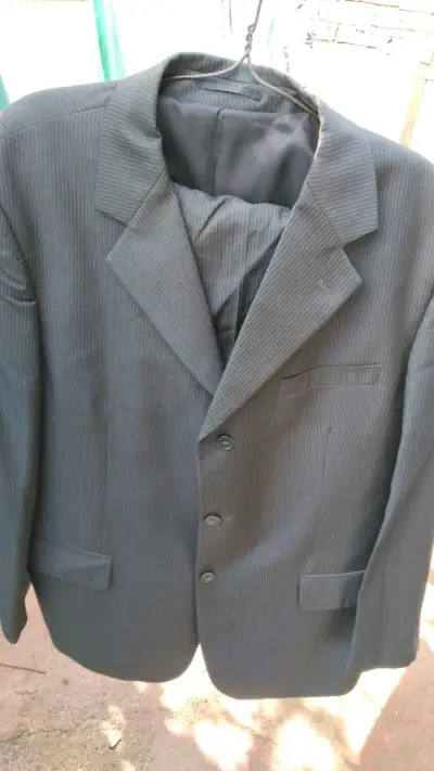 Traje formal gris a rayas para hombre - miniatura 1