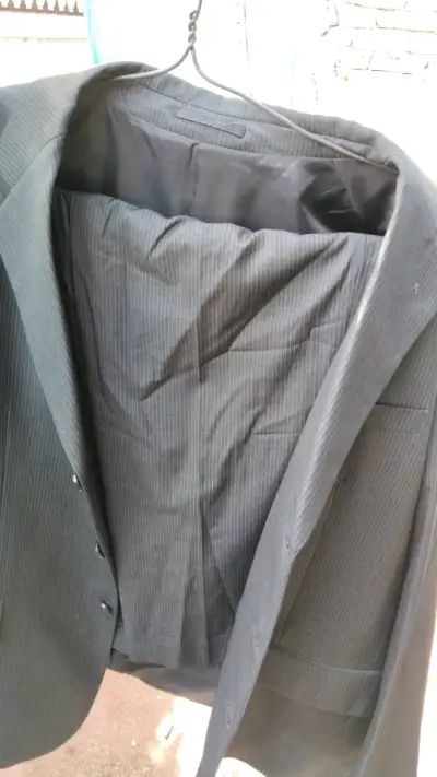 Traje formal gris a rayas para hombre - miniatura 2