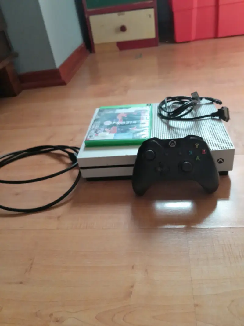 Consola Xbox One S con control y juego FIFA 21 - 1
