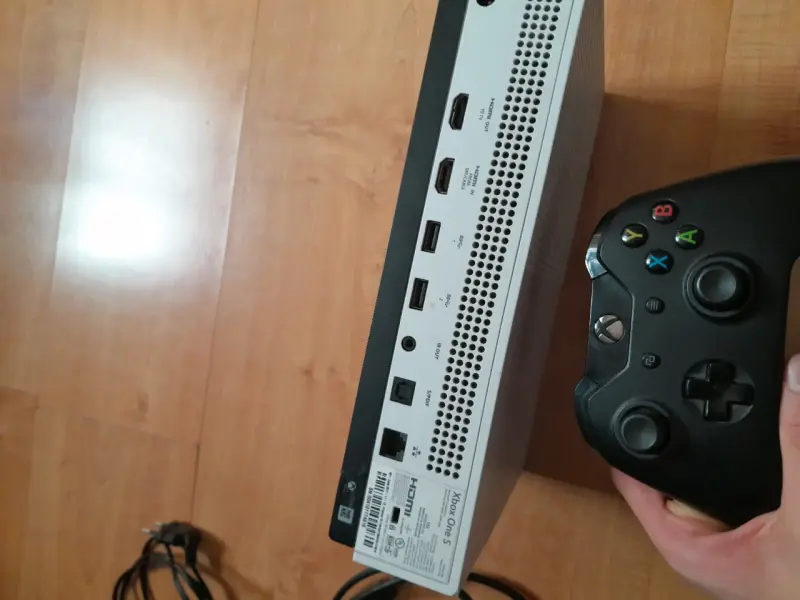 Consola Xbox One S con control y juego FIFA 21 - 3