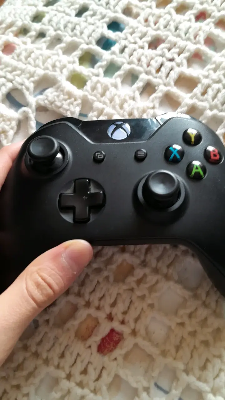 Consola Xbox One S con control y juego FIFA 21 - 5