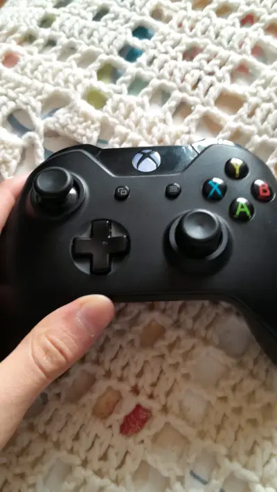 Consola Xbox One S con control y juego FIFA 21 - miniatura 5