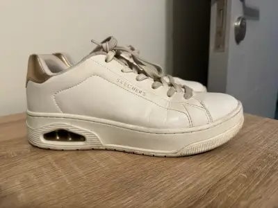 Zapatillas blancas Skechers con detalles dorados - miniatura 1