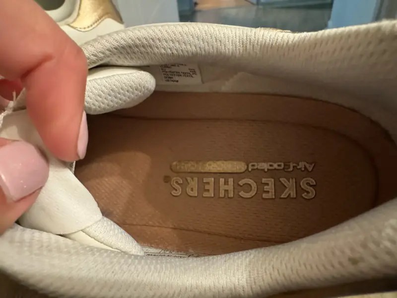 Zapatillas blancas Skechers con detalles dorados - 2