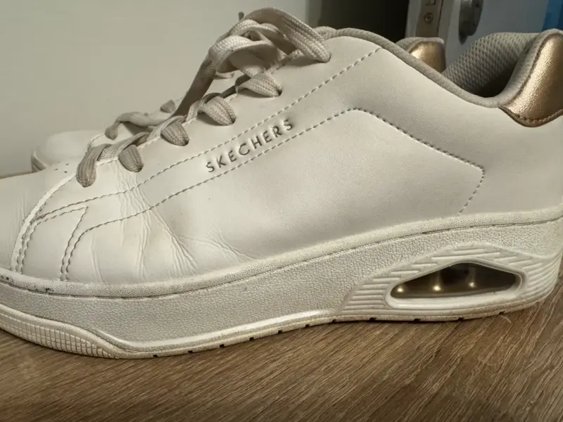 Zapatillas blancas Skechers con detalles dorados - 3
