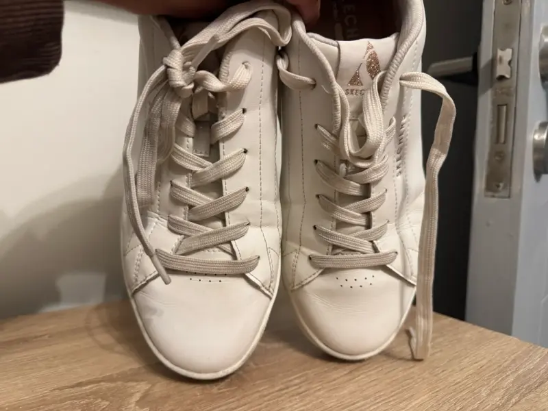 Zapatillas blancas Skechers con detalles dorados - 4