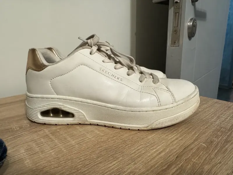 Zapatillas blancas Skechers con detalles dorados - 5
