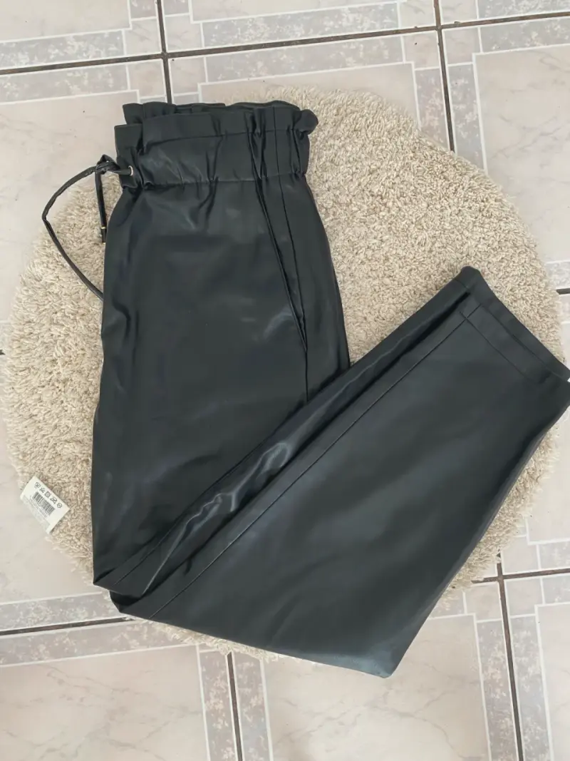 Pantalones de cuero sintético negro para mujer