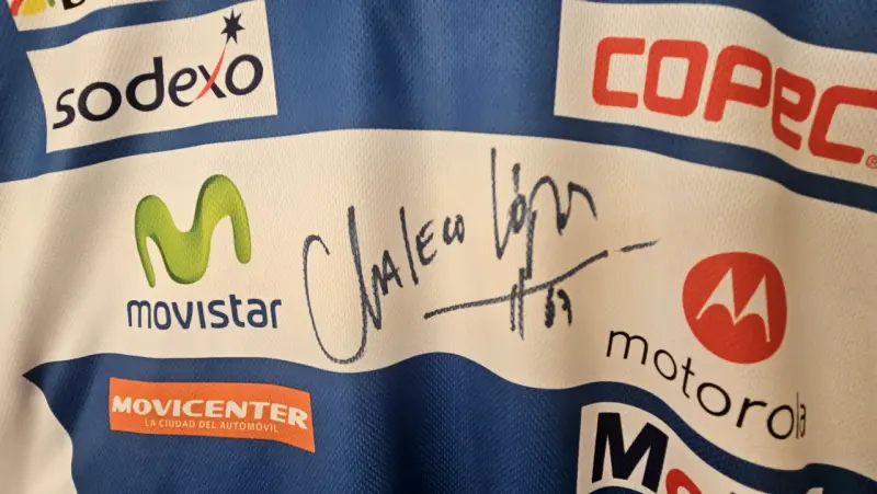 Polera deportiva Mahindra firmada Chaleco López - 2
