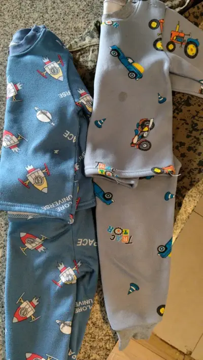 Poleron talla 4,  Pijamas polar talla 2 . - miniatura 1