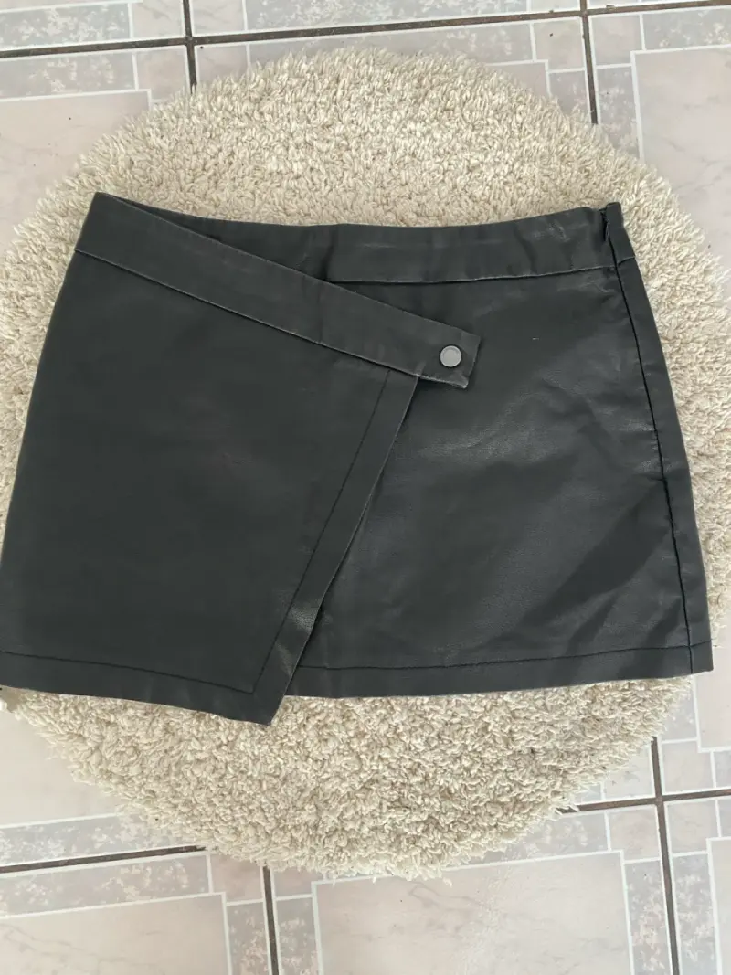 Falda corta negra estilo envolvente