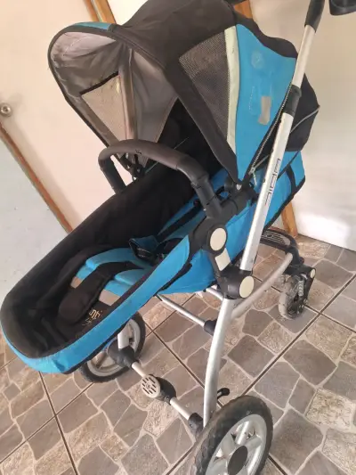 Coche de bebé azul con estructura resistente - miniatura 1