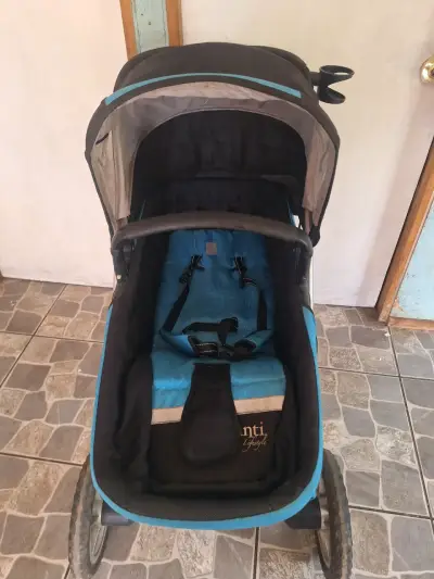 Coche de bebé azul con estructura resistente - miniatura 2