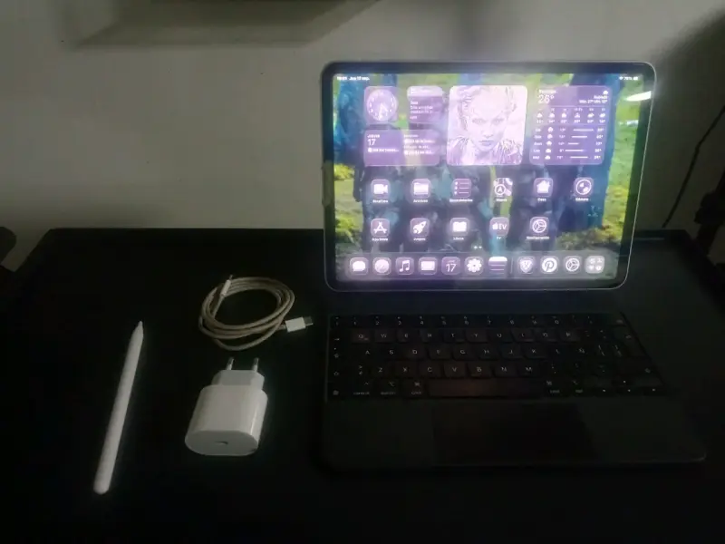 iPad Pro con teclado original y Apple Pencil - 1