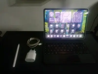 iPad Pro con teclado original y Apple Pencil - miniatura 1