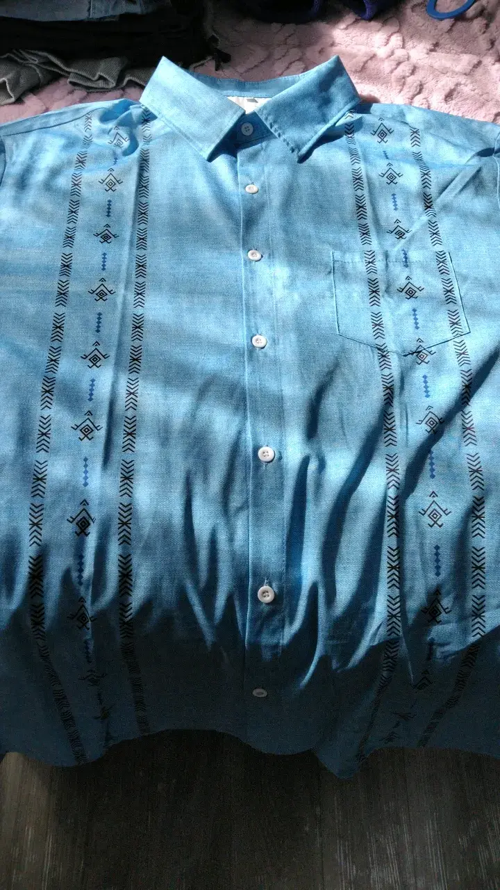 Camisa azul con diseño bordado para hombre