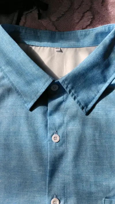 Camisa azul con diseño bordado para hombre - miniatura 2