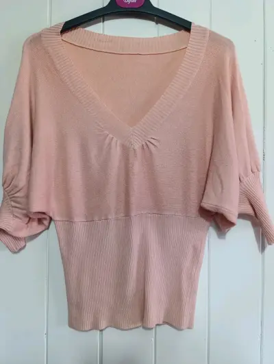 Suéter de mujer color durazno con cuello en V - miniatura 1
