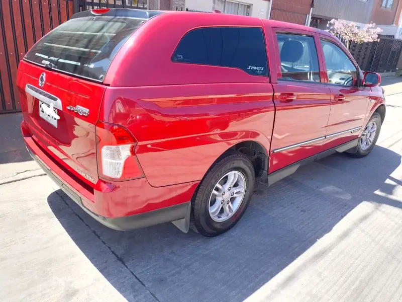 Camioneta SsangYong Actyon Sports roja en buen estado - 2