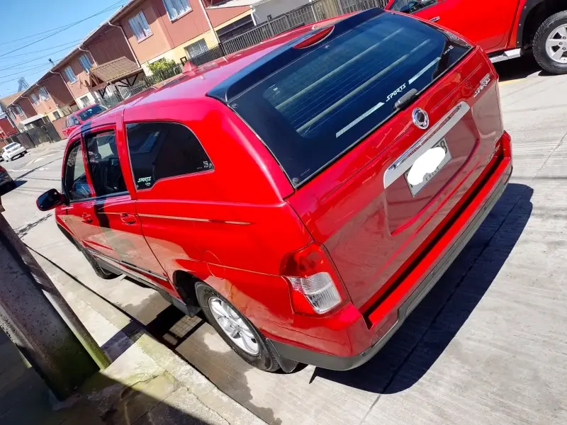 Camioneta SsangYong Actyon Sports roja en buen estado - 3