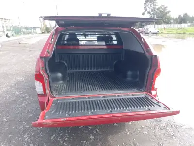 Camioneta SsangYong Actyon Sports roja en buen estado - miniatura 5