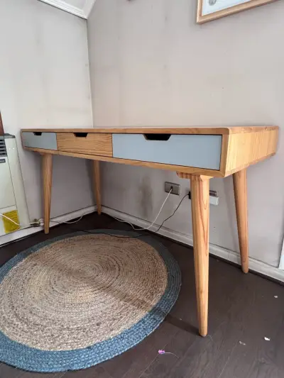 Escritorio de madera con cajones estilo moderno - miniatura 1