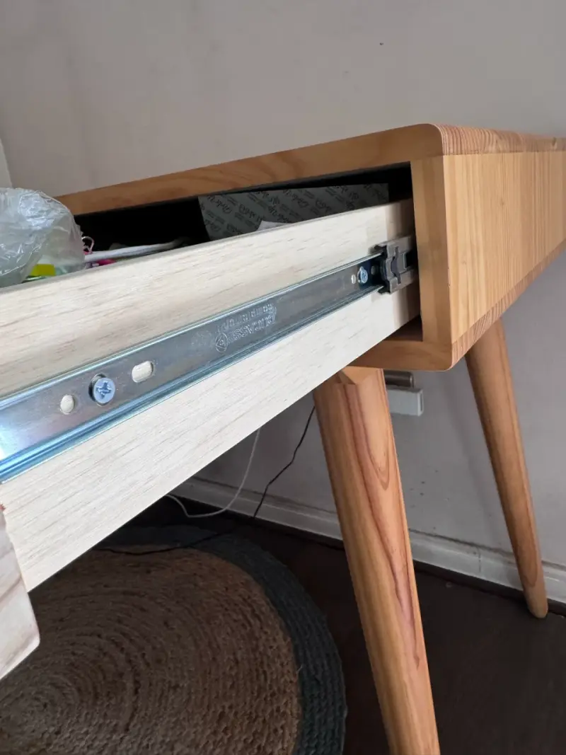 Escritorio de madera con cajones estilo moderno - 5