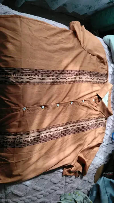 Camisa marrón con diseño étnico para hombre - miniatura 1