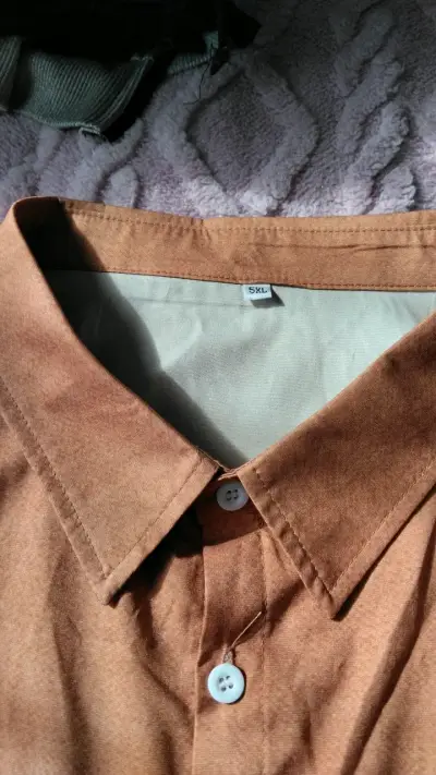 Camisa marrón con diseño étnico para hombre - miniatura 2