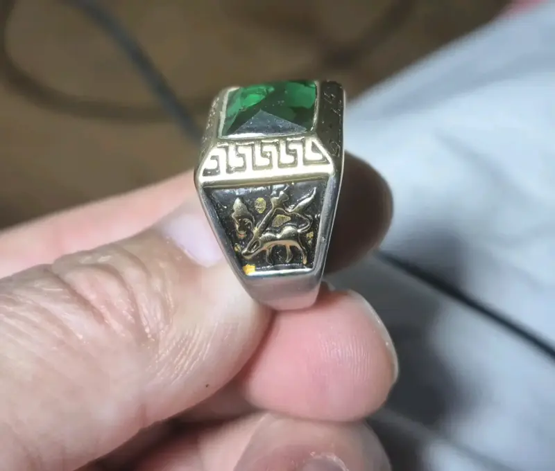 Anillo de sello con piedra verde y diseño grabado - 1