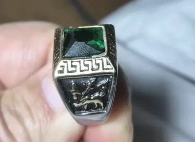 Anillo de sello con piedra verde y diseño grabado - miniatura 2