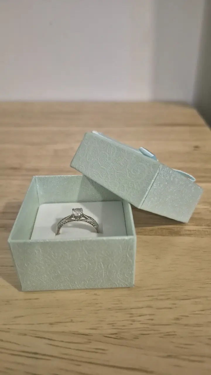 Anillo de compromiso con caja elegante - 1