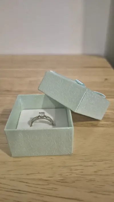 Anillo de compromiso con caja elegante - miniatura 1