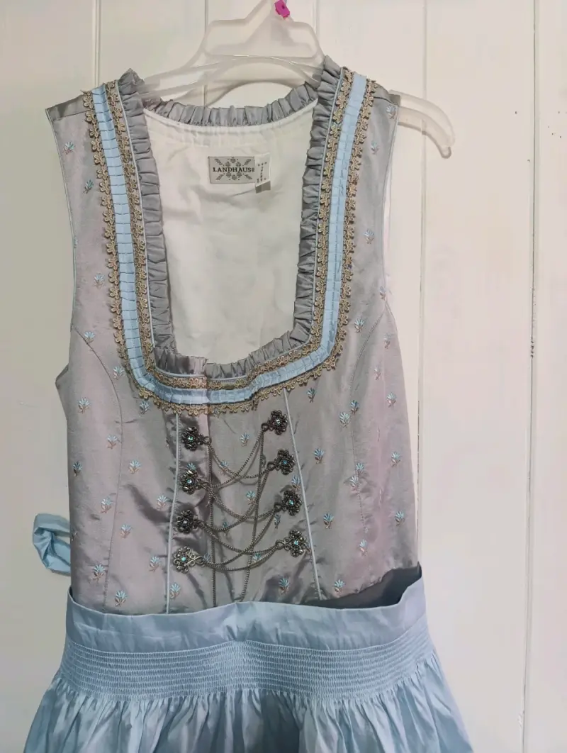 Vestido tradicional Landhaus con bordados azules - 1